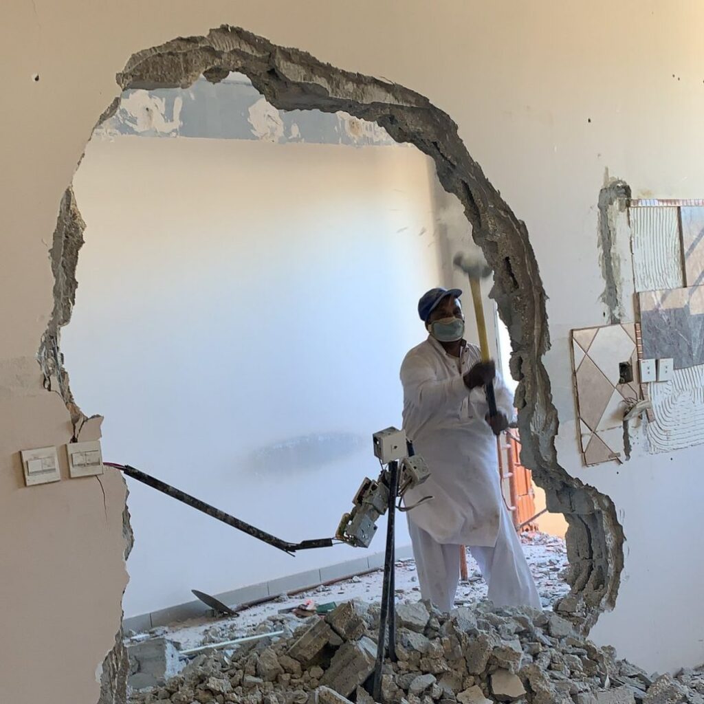 هدم جدار بالصاروخ في جدة 